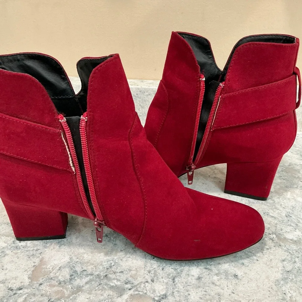 Jaclyn Smith Dulce Ankle Boots 8 Red Faux Suede Block Heel Buckle Booties